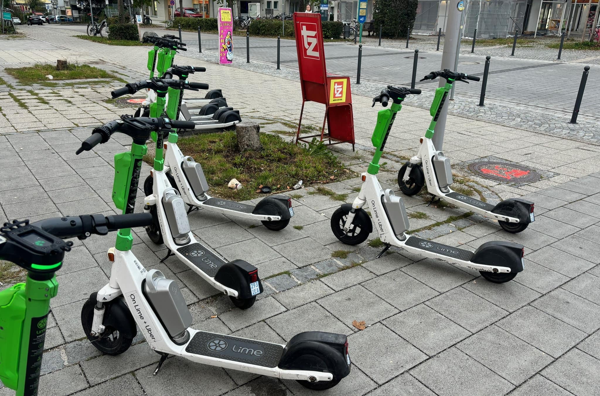 E-Scooter vor dem Haarer Bahnhof.