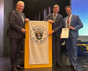 Joachim Herrmann (l.), MdL Max Böltl (m.) und Erster Bürgermeister der Stadt Haar Dr. Andreas Bukowski kurz nach der Verleihung des Stadttitels.