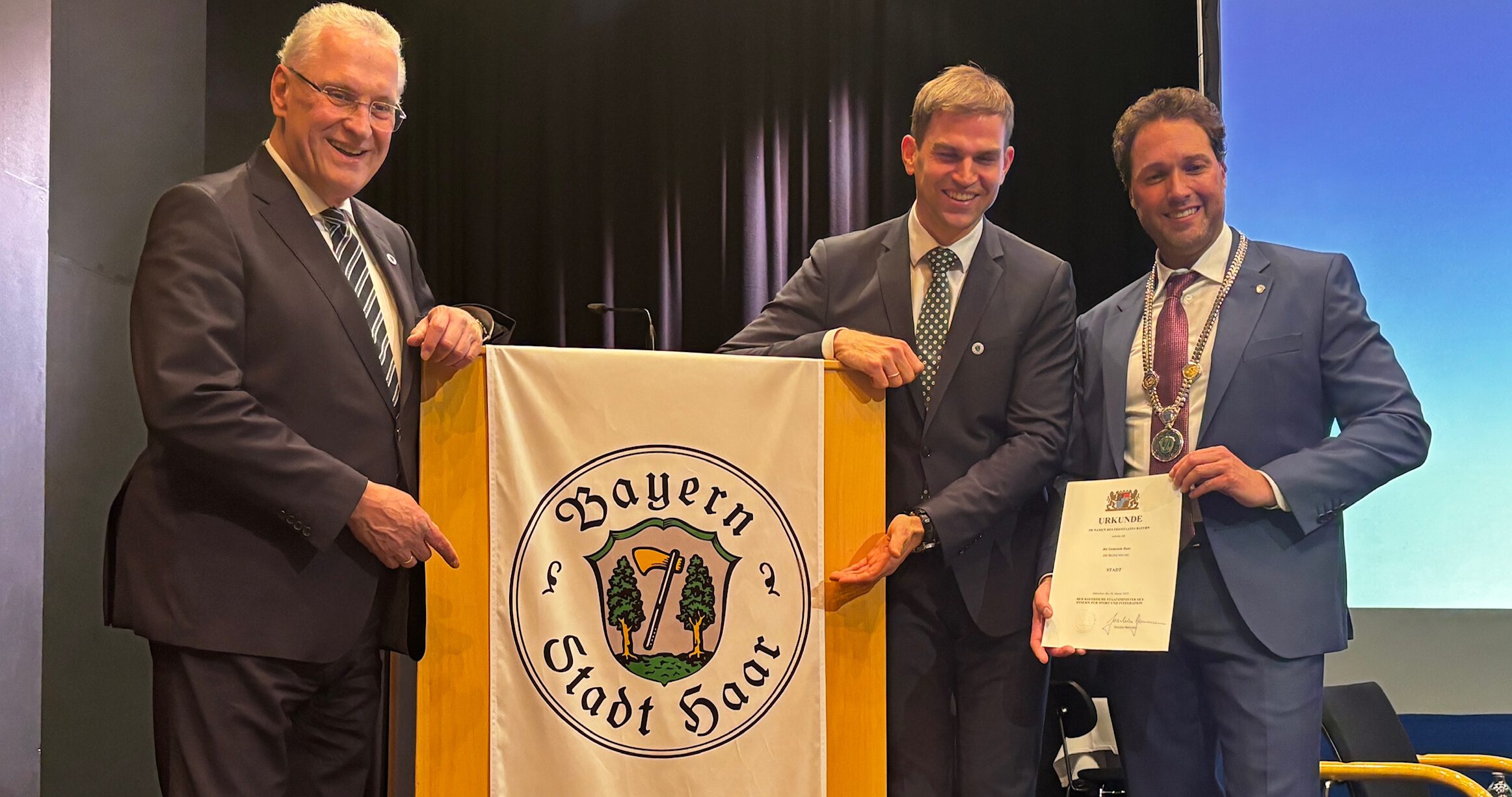 Joachim Herrmann (l.), MdL Max Böltl (m.) und Erster Bürgermeister der Stadt Haar Dr. Andreas Bukowski kurz nach der Verleihung des Stadttitels.