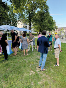 Spielplatzgespräch: Mit Schirm, Charme, Bürgermeister, Politik und guter Laune.