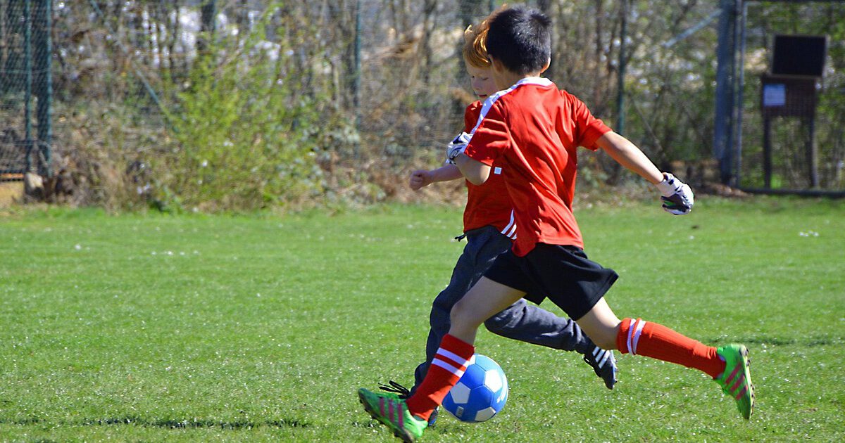 Fußballspielende Kinder