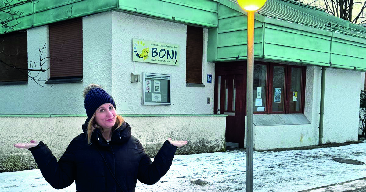 Nicht auf dem Spielplatz, nicht vor der Kita: Jugendliche wollen einen Platz, an dem sie sich treffen können, ohne jemand zu stören – vor dem Eingang zum Jugendzentrum?