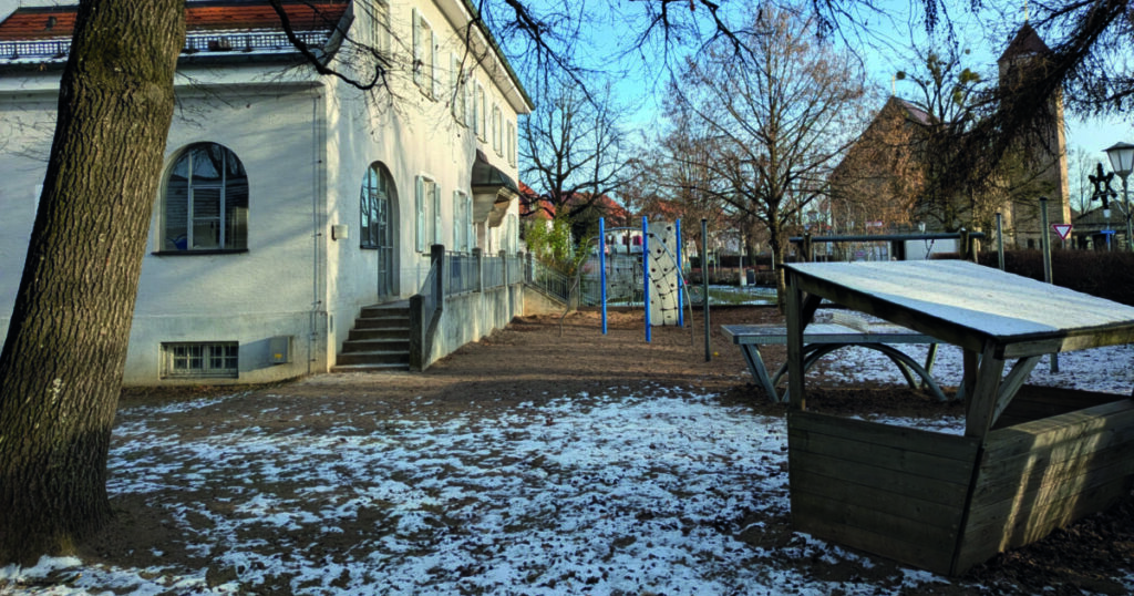 Die Mittagsbetreuung … für die Grundschüler aus der St.-Konrad-Schule ist im Gebäude gegenüber „Gasthof zur Post“ und „Dinkelking“ untergebracht.