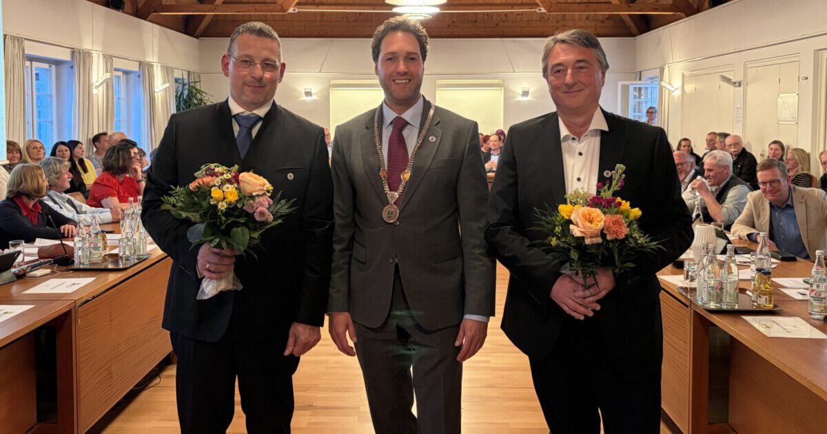 Frisch gewählt: Zweiter Bürgermeister Dieter Liebold (li.) und Dritter Bürgermeister Martin Metzger (re.) mit Erstem Bürgermeister Dr. Andreas Bukowski bei der Konstituierenden Sitzung des Stadtrats am 05.05.2026.