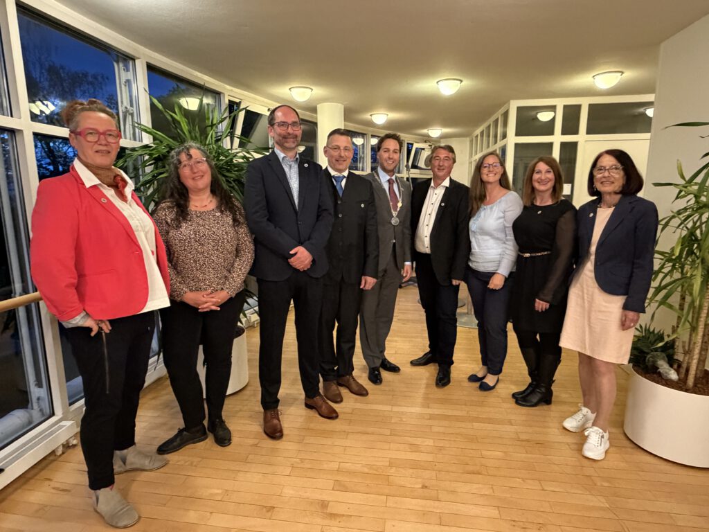 Von links: Astrid Herrmann, Claudia Koller, Eckhard Gründl, Zweiter Bürgermeister Dieter Liebold, Erster Bürgermeister Dr. Andreas Bukowski, Dritter Bürgermeister Martin Metzger, Sonja Britt, Anke Sitter und Stadträtin Gerlinde Stießberger.